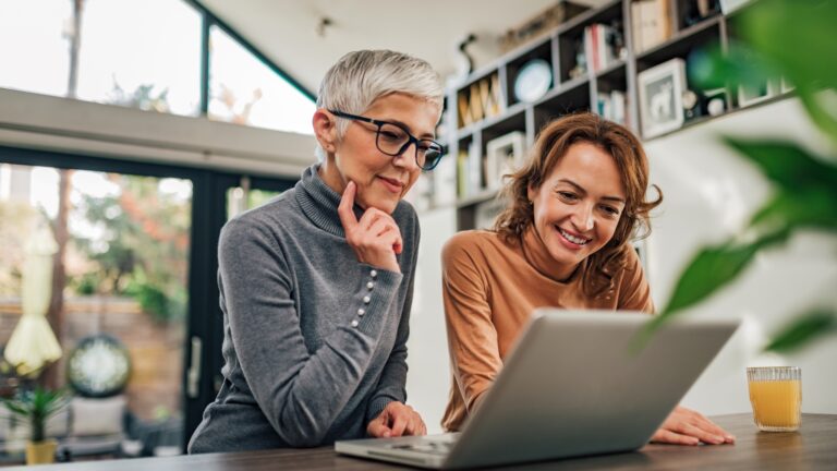zwei Frauen vor einem Laptop